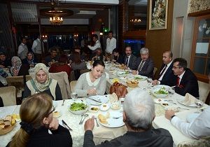 Bakan Akaydn ehit Aileleri le Yemekte Bulutu