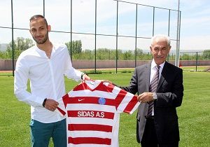Milli Futbolcu mer Toprak Sivasa Geldi