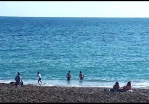 Antalya da ocuklarn ubat Ayn da Deniz Keyfi