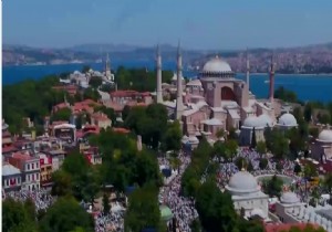 Ayasofya Camii nde 86 yl sonra ilk namaz 350 bin kiiyle  klnd.