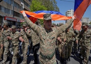 Ermenistan da Protestolar Babakan stifa Ettirdi