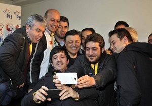 Ylmaz Vuraln Muhabirlerle Selfie Pozu