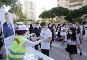 Antalya da 25 bin renci ve velilerine maske, su  kalem datld