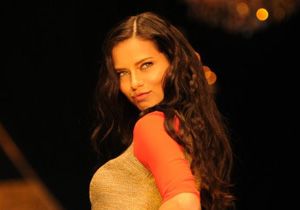 Adriana Lima Antalya da Podyuma kt