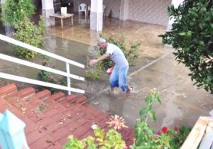Alanya da iddetli Yamurda Evleri Su Bast