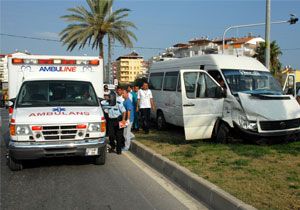 Kemer de Trafik Kazas: 3 Yaral