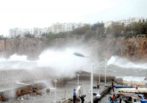 Antalya da iddetli Ya Sebebiyle Okullar Yarn Tatil