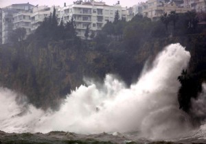 Antalya da iddetli Yamur ve Frtna Hayat Olumsuz Etkiliyor