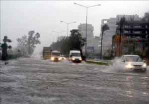 Antalya da iddetli Ya ve Frtna Hayat Fel Etti!