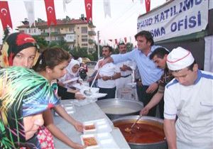 Bakan Gkce, ftar adrnda Yemek Datt