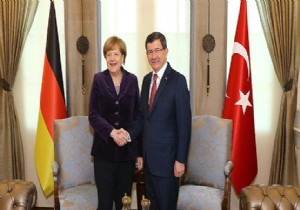 Davutolu Merkel i Resmi Trenle Karlad