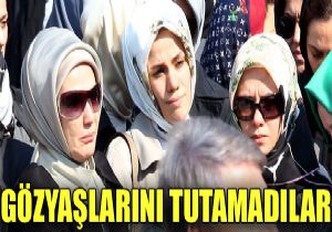Emine Erdoan cenazede gzyalarn tutamad