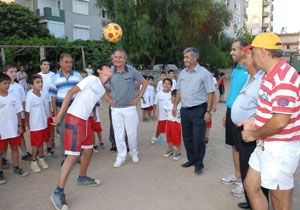 Kk futbolculardan Bakana zel gsteri