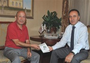 Gazeteci Ecevit Vali Altparmak a Kitabn Hediye Etti