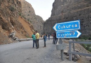 Terristler Hakkari-ukurca Yolunu Ulama Kapatt