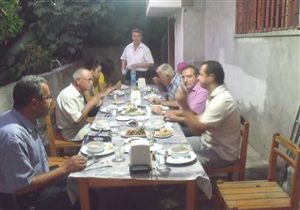 Kaymakam, Her Akam Bir Aileyle Oru Ayor