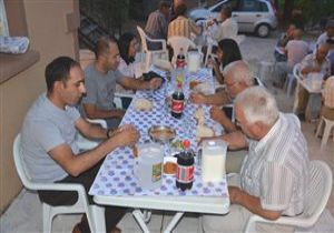 Kyde Her Gn Bir Kii ftar Yemei Veriyor