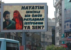 LED Ekrandan Evlenme Teklifi Yapt