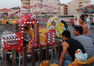 Ktphaneyi Ziyaret Eden ocuklara Lunapark dl