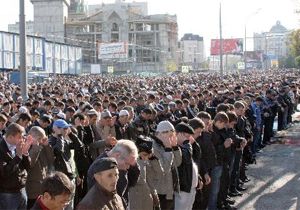 Moskova da Bayram Namaz Sokaklara Tat