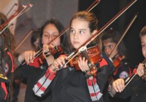 Polis ve Eleri Ayn Sahnede