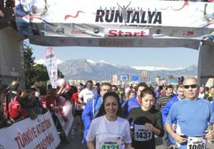 8. Runtalya Maratonu na Doru