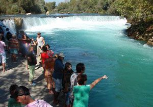 Turistler Manavgat elalesi Esnafnn Yzn Gldrd
