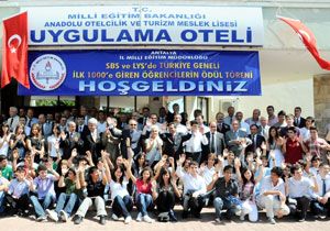 Antalya Valisi Baarl rencileri dllendirdi